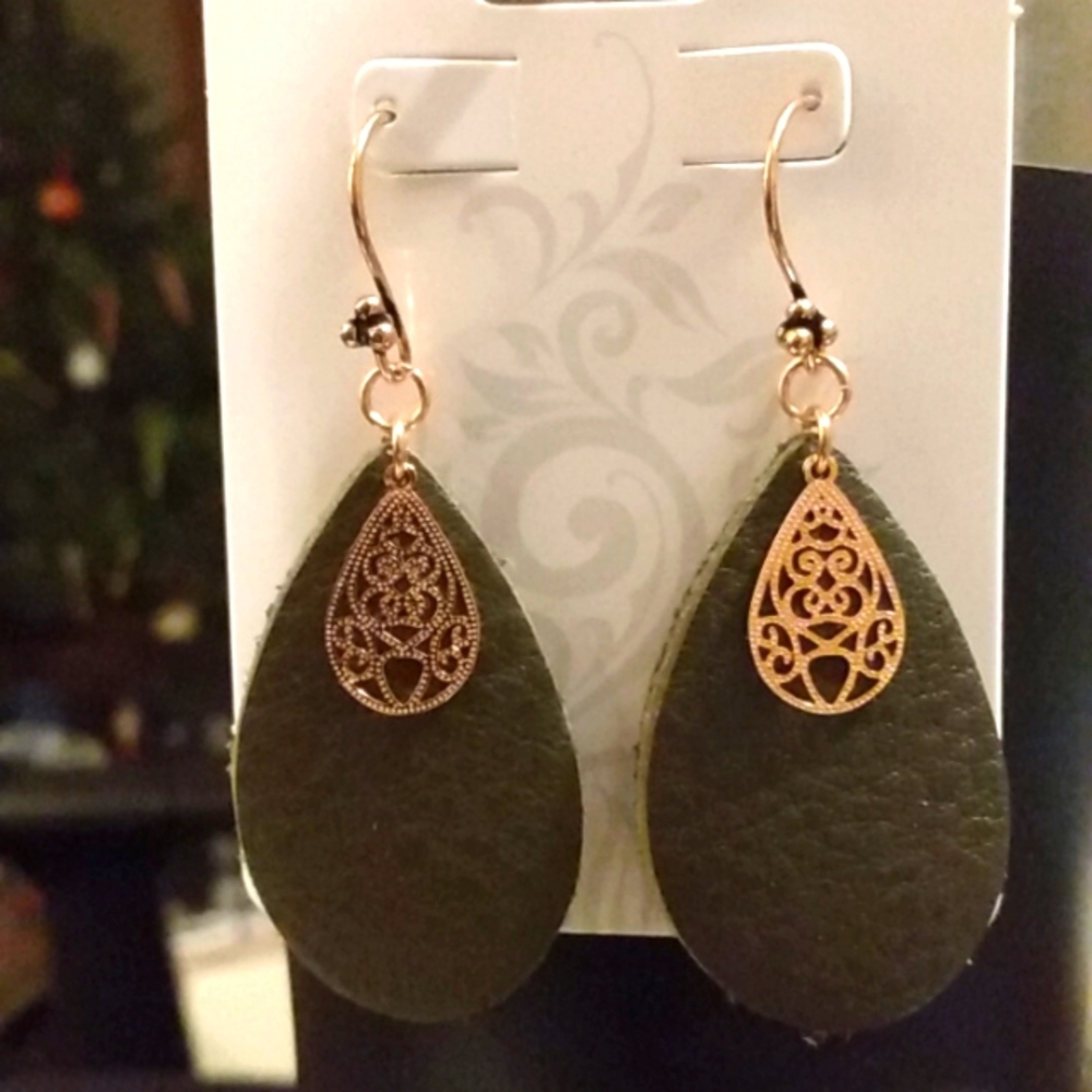 🍂2 for $9 / Beautiful leather earrings
